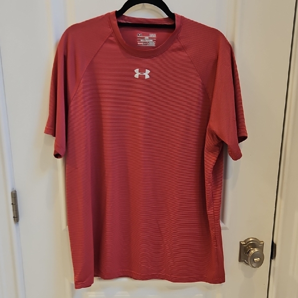 Under Armour Other - Under Armour‎ Men's Crimson Short Sleeve Tee Heatgear Loose Fit